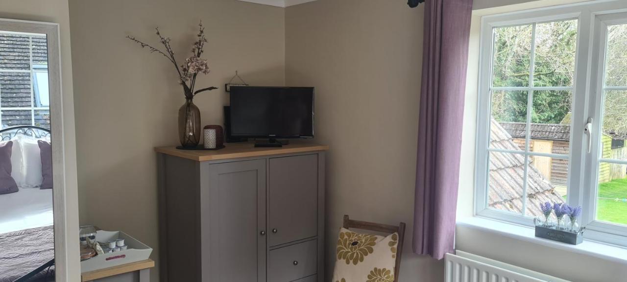 Ha'Penny Acre Bed & Breakfast Sherfield English Екстериор снимка